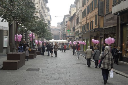 Una Via in Rosa - via orefici si colora di rosa per la prevenzione