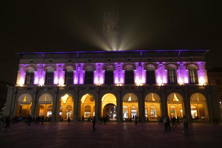 Il Palazzo del Podestà di Bologna si tinge di rosa