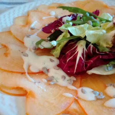 Carpaccio di caco mela con insalatina