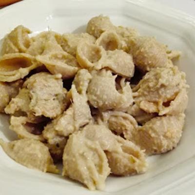 Conchiglie con crema di noci, salmone e carciofi