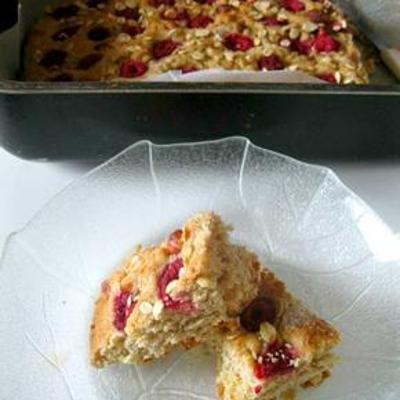 Focaccia dolce vegana con lamponi e nocciole 