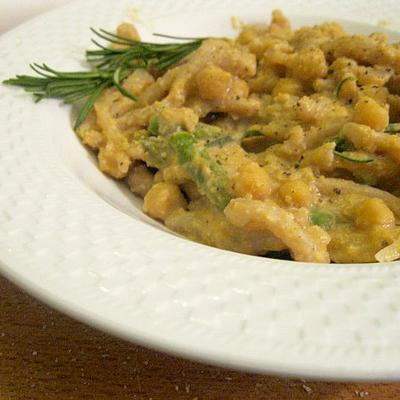 Strozzapreti di farro con asparagi e ceci